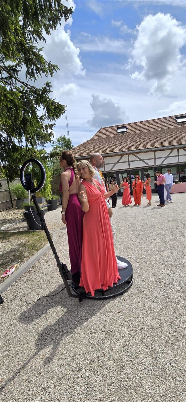 Invitée en robe rose sur la plateforme 360° CJ BOX