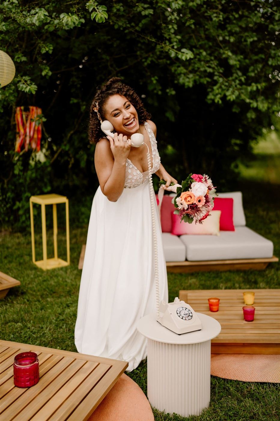 Une mariée écoute le téléphone livre d'or audio CJ BOX